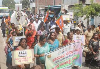 ವೈನ್‌ಸ್ಟೋರ್‌ಗಳ ಪರವಾನಗಿ:  ರಾಜ್ಯ ಸರ್ಕಾರದ ವಿರುದ್ಧ ಬಿಜೆಪಿ ಮಹಿಳಾ ಮೋರ್ಚಾ ಪ್ರತಿಭಟನೆ | Kannada Prabha